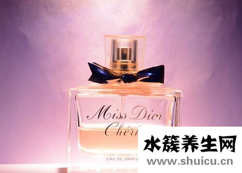 香水為什么要噴在手腕 香水為什么要噴在耳后 香水為什么要噴在手腕