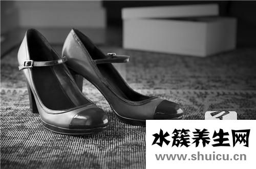 鞋底粘上口香糖怎么辦