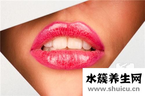 上嘴唇突然腫厚咋回事