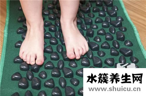 腳指甲凹凸不平