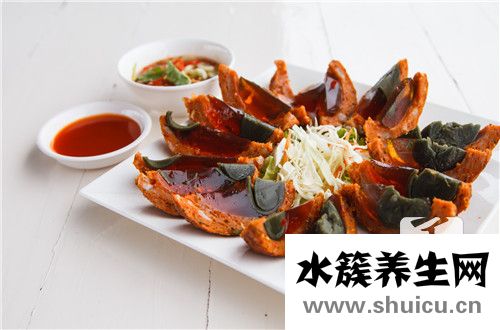 松花蛋不能和什么一起吃