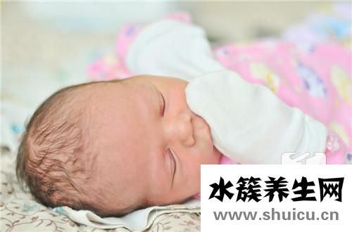 嬰兒睡覺驚嚇雙手舉起