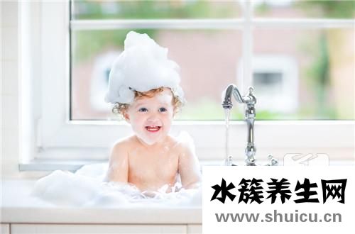 小孩洗澡