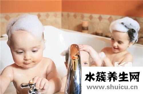 小孩洗澡