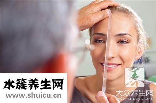 鼻梁兩邊長密集小顆粒