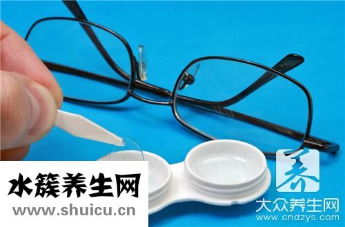 戴隱形眼鏡睡覺