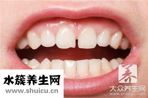 門牙磕掉一小塊