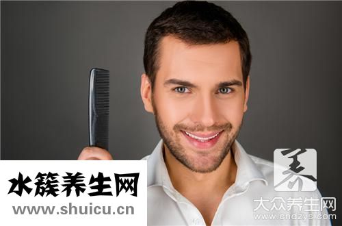 頭皮屑多且大塊還結痂