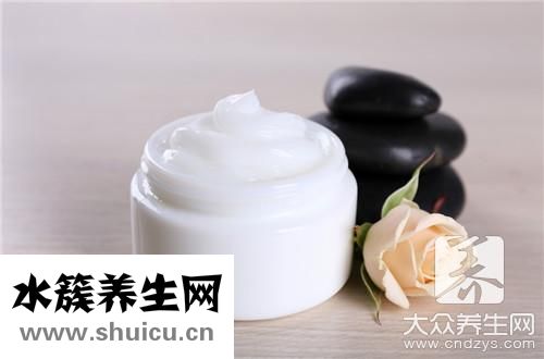 眼霜和精華哪個先用