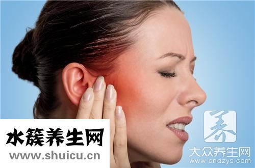 耳朵里面腫了