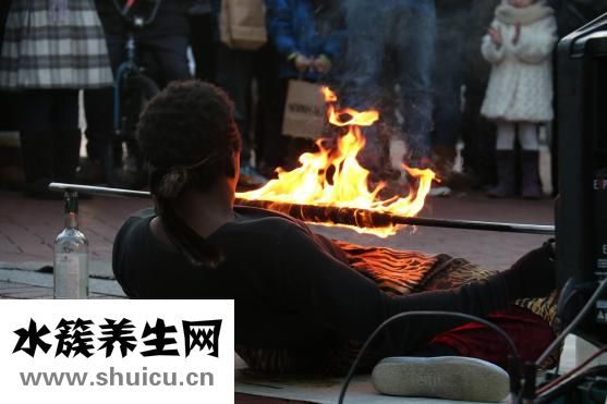 一個(gè)夾一個(gè)耳朵旁