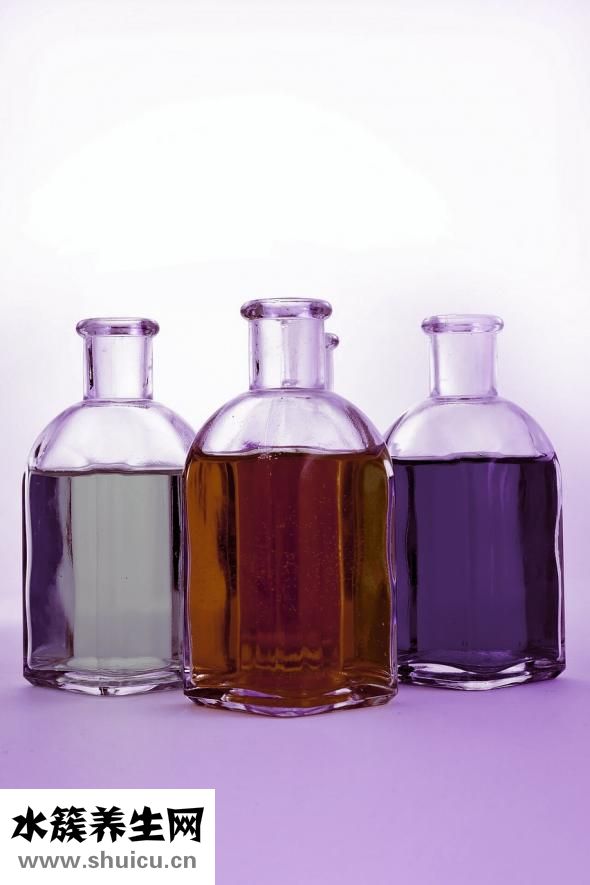 一個(gè)夾一個(gè)耳朵旁