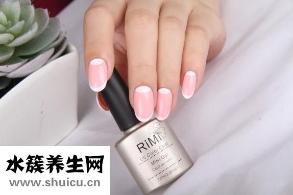 手指甲上有豎紋圖片