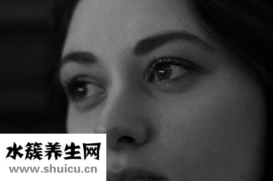 如何消除腫眼泡