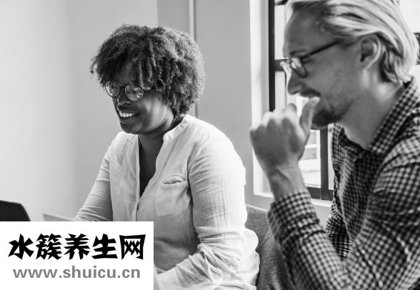 山根有橫紋的男人