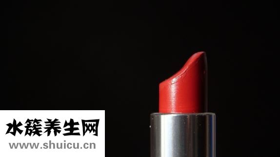 下嘴唇有痣的女人