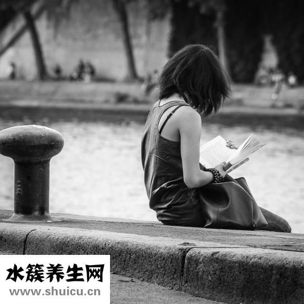 屋里潮濕怎么解決