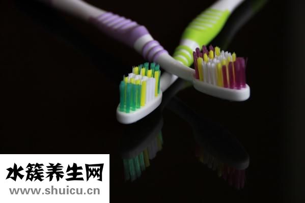 門牙突出矯正方法