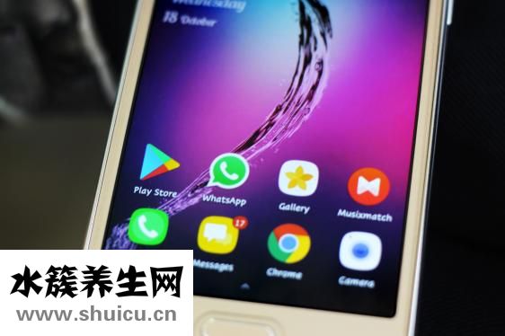 躺著玩手機的危害