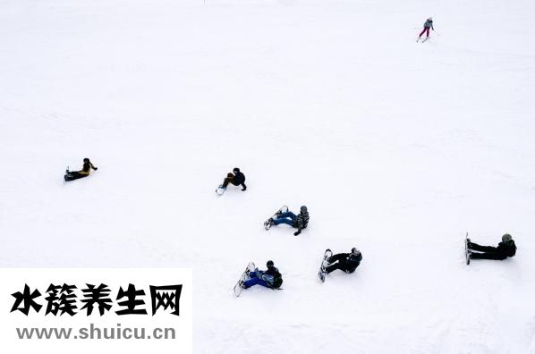 胸骨在哪個(gè)位置