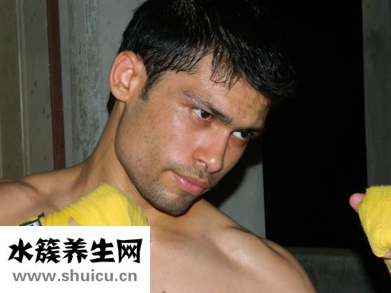 胸骨在哪個(gè)位置