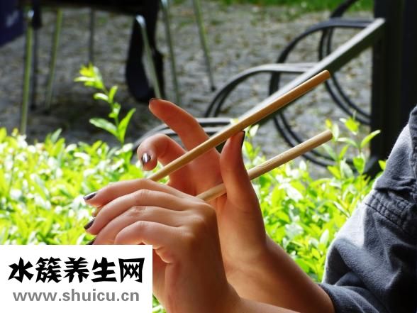 尿酸高是什么引起的