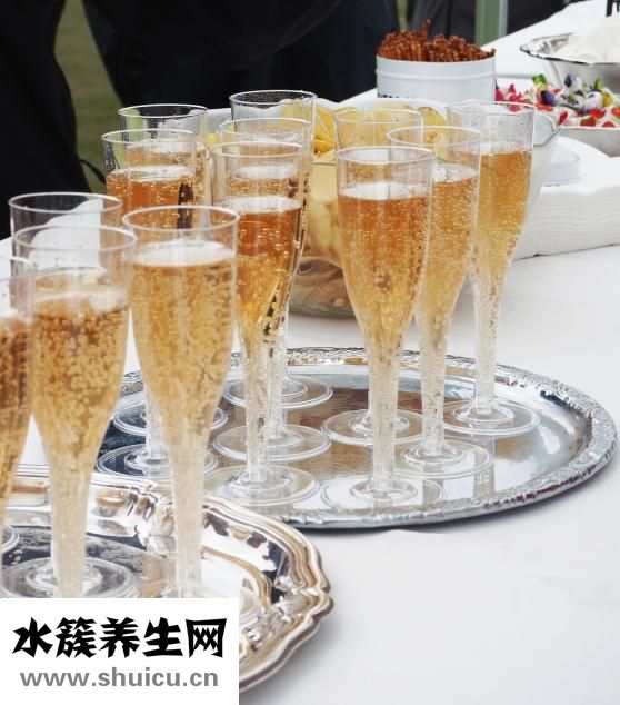 人一天要喝多少水