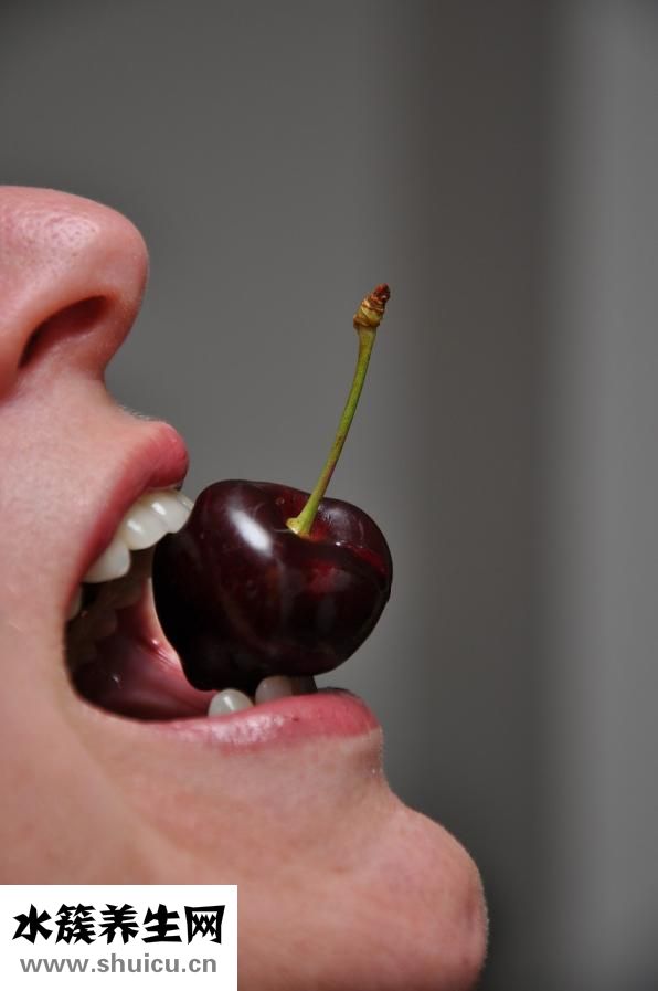 嘴巴苦是怎么回事