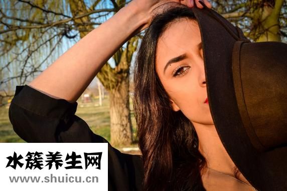 嘴唇干裂脫皮怎么辦