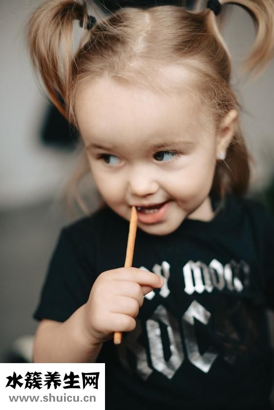 嬰兒吐奶怎么回事