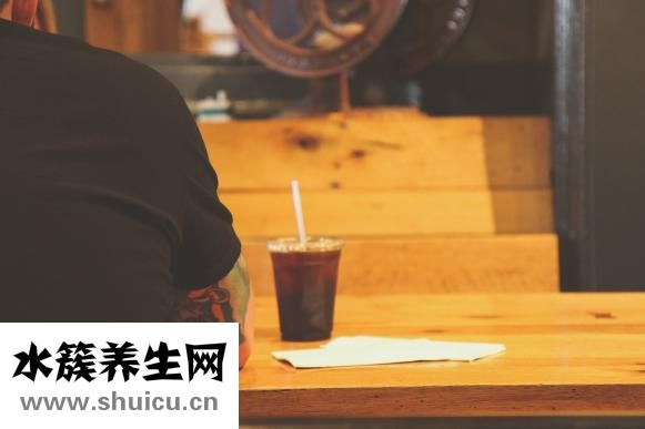 如何去除眼部脂肪粒