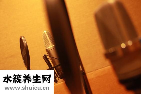 嘴唇干裂怎么辦