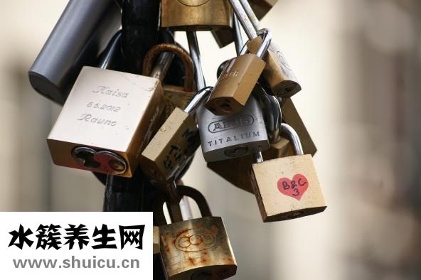 嘴唇干裂怎么辦