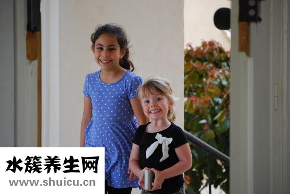 小孩吐奶是什么原因