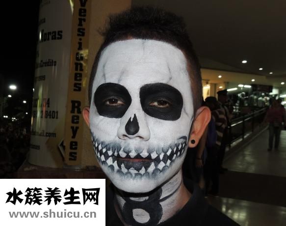 臉上起皮是怎么回事