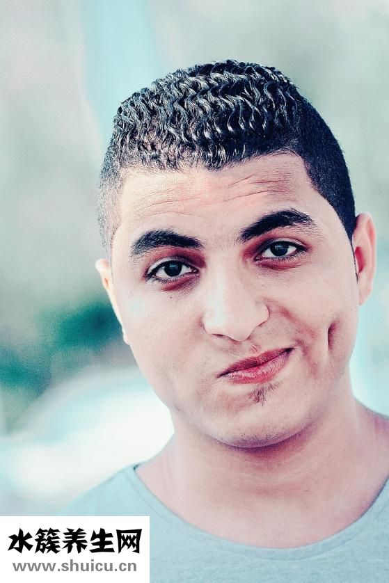 嘴唇干裂起皮怎么辦