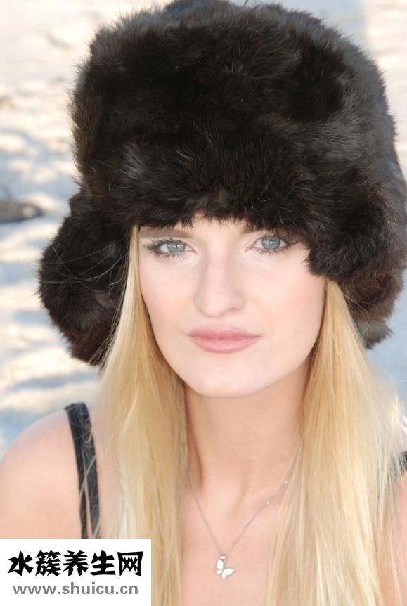 嘴唇干裂起皮怎么辦