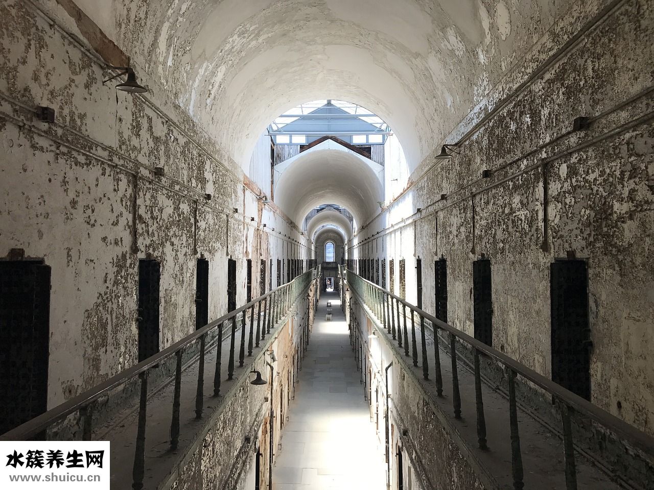 男黑色皮衣怎么搭配