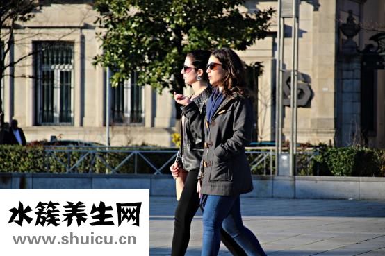 頭上出油是怎么回事