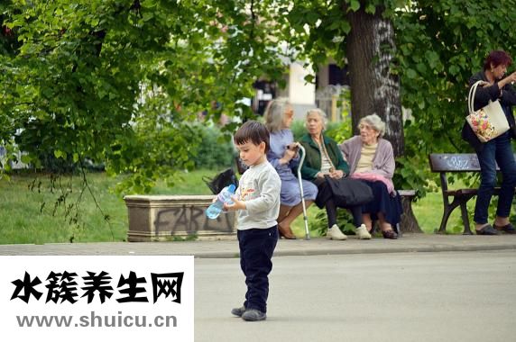 小孩膽小怕生怎么辦