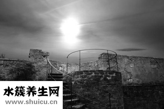 男生膚色偏黑怎么辦