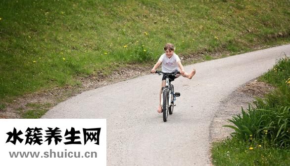 站立時雙手怎么放