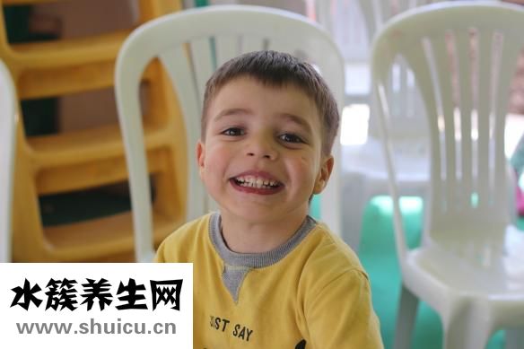 男生一字眉怎么辦