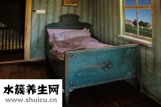 躺在地上怎么翻起來