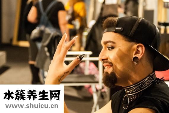 指甲切掉一半怎么辦