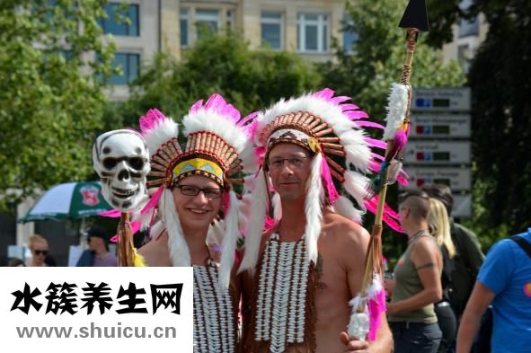 怎么給照片戴假發