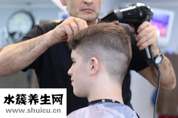 大片頭皮屑怎么回事