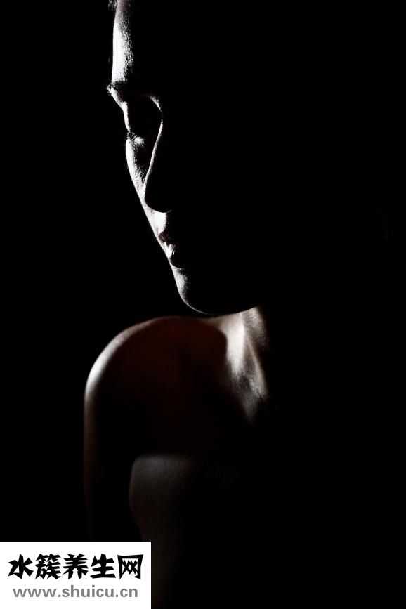 總是板著臉怎么辦