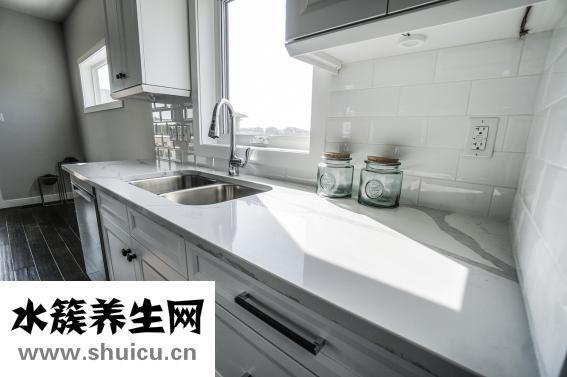 廚房沖著門口怎么辦