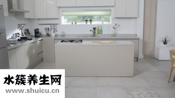 廚房墻上怎么裝隔板